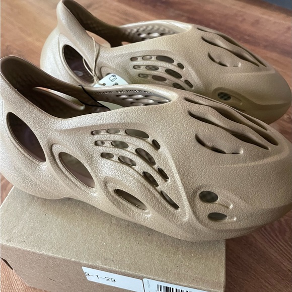 Yezzy Foam Runner Taupe Size 8 - Picture 4 of 8